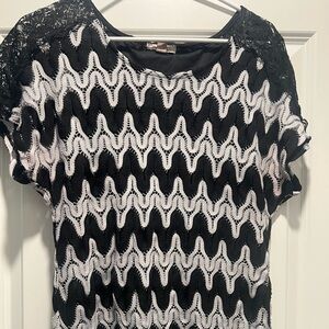 Roz & Ali Black and White Patterned Blouse